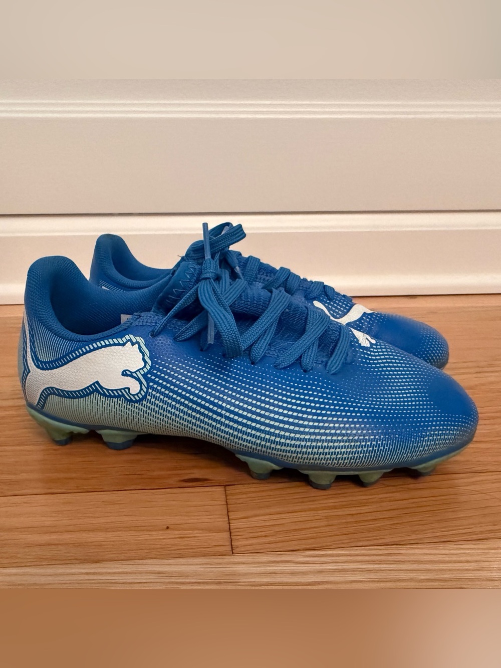 Puma Future 7 Play blue youth kids soccer cleats, size 1.5